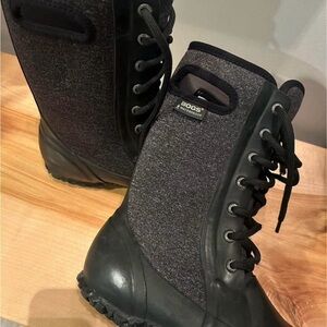 Bogs Charcoal and Black Lace-Up Boots - size 5 youth girls